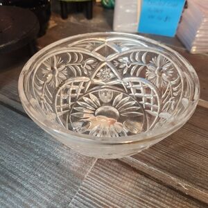 Clear Cut Crystal Glass Bowl With Legs 6 Inch Diameter